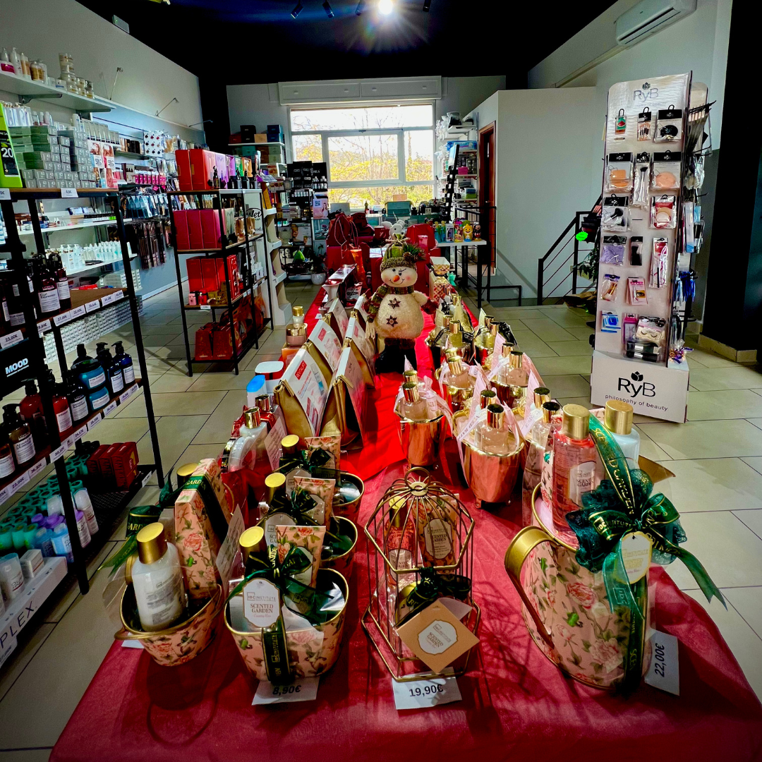 "✨ Scintille di Natale: Essence Beauty & Hair è pronto a rendere le tue feste ancora più splendenti! 🎄"